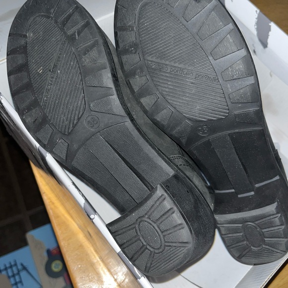 Ladies black ankle boots. Size 8 - Picture 2 of 3